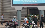 Người dân mệt mỏi đợi xe về quê trong dịp nghỉ lễ